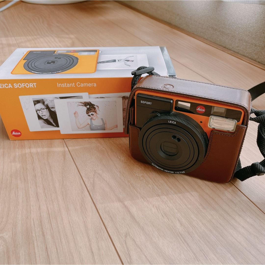 LEICA(ライカ)のLeica SOFORT ORANGE 本体+付属品+カバー スマホ/家電/カメラのカメラ(フィルムカメラ)の商品写真