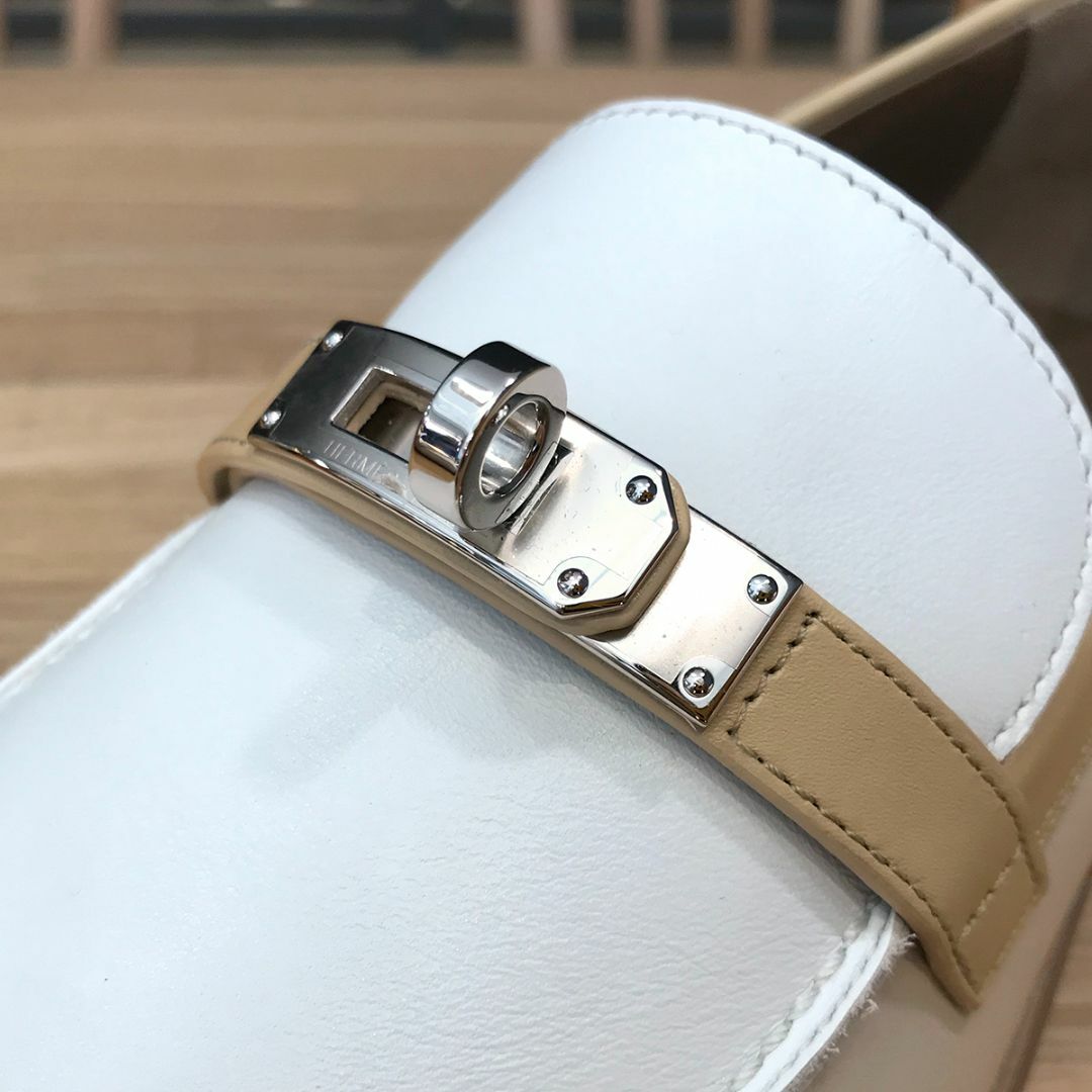 Hermes(エルメス)の新品未使用 エルメス 現行 モカシンデスタン ケリー金具 ローファー 白 39 レディースの靴/シューズ(ローファー/革靴)の商品写真