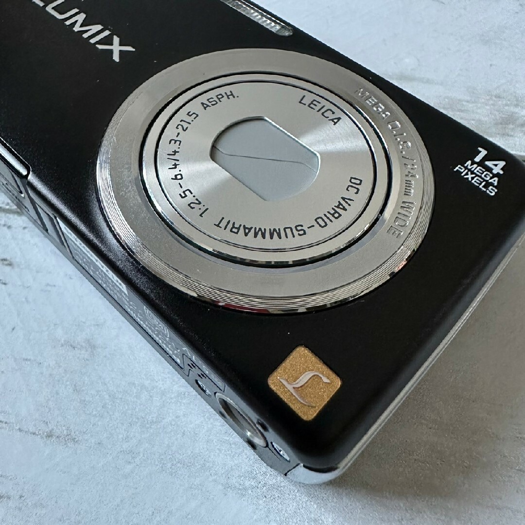 Panasonic(パナソニック)の美品 Panasonic LUMIX DMC-FH6 ブラック デジカメ スマホ/家電/カメラのカメラ(コンパクトデジタルカメラ)の商品写真