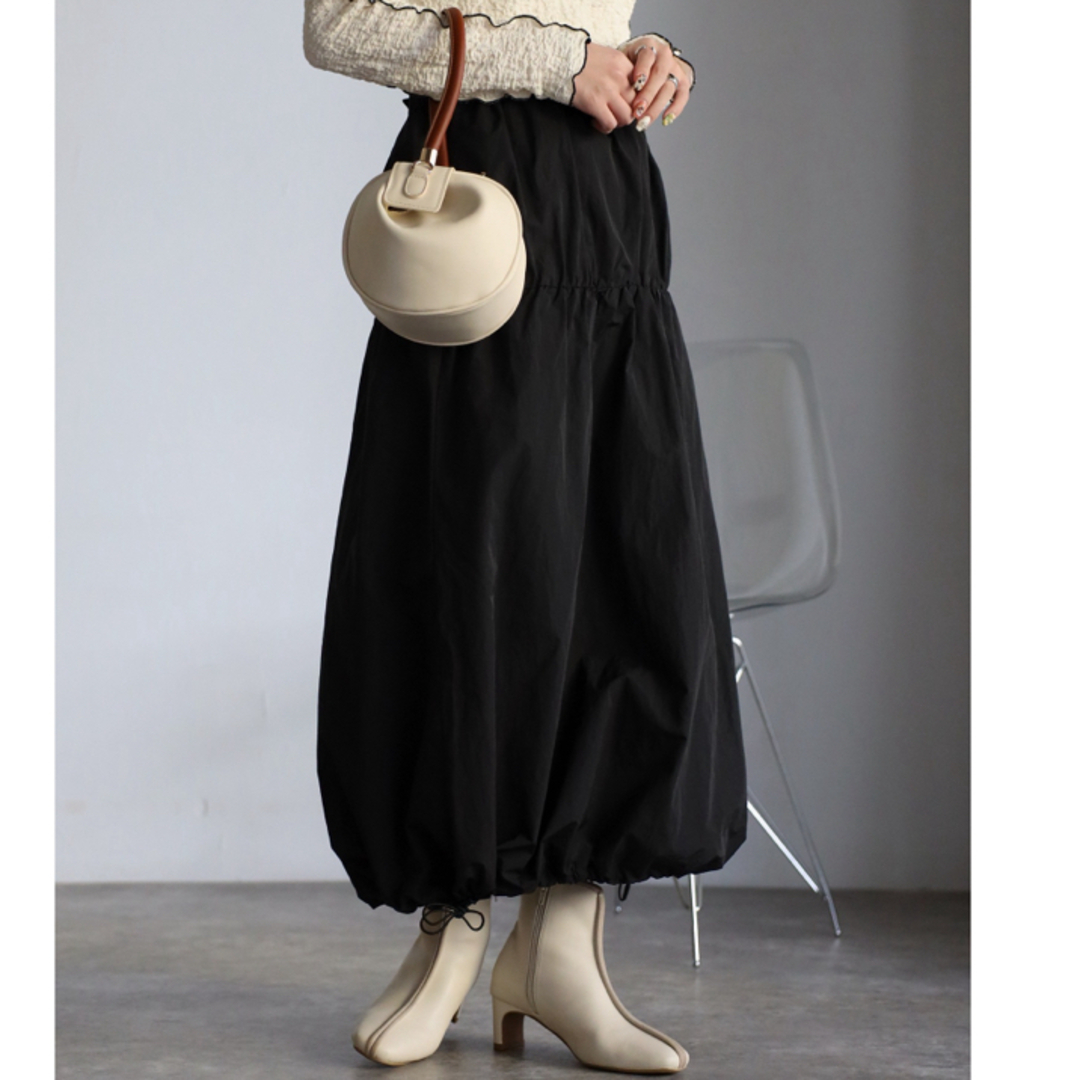 BONJOUR SAGAN(ボンジュールサガン)のギャザーナイロンスカート　ブラック　黒　バルーン　フレアスカート レディースのスカート(ロングスカート)の商品写真