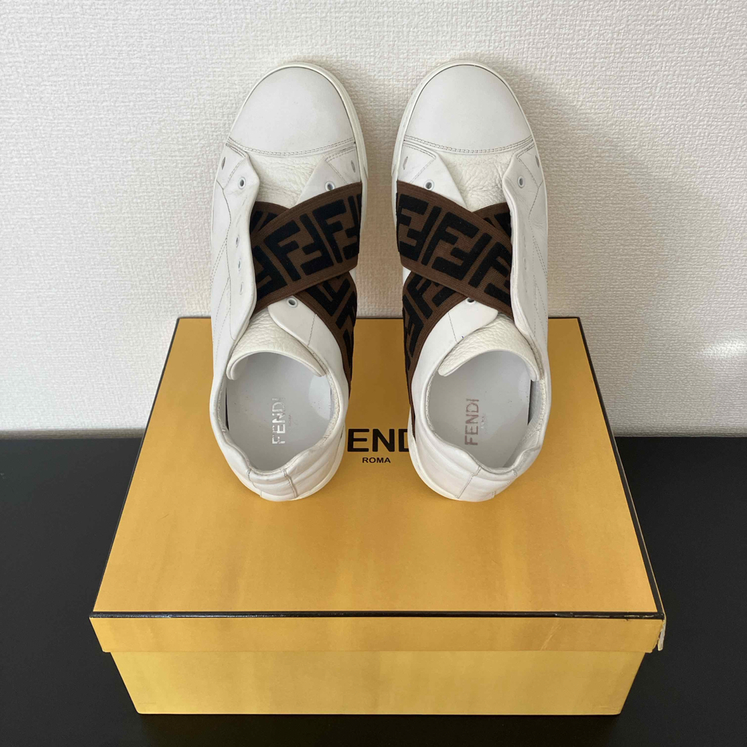 FENDI(フェンディ)のフェンディ　ホワイト　スニーカー　美品 メンズの靴/シューズ(スニーカー)の商品写真