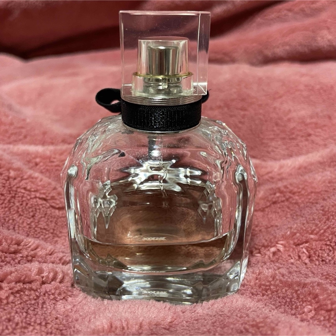 Yves Saint Laurent(イヴサンローラン)のモンパリ オーデパルファム 50ml 残量半分より少し下くらい　定価17600円 コスメ/美容の香水(香水(女性用))の商品写真