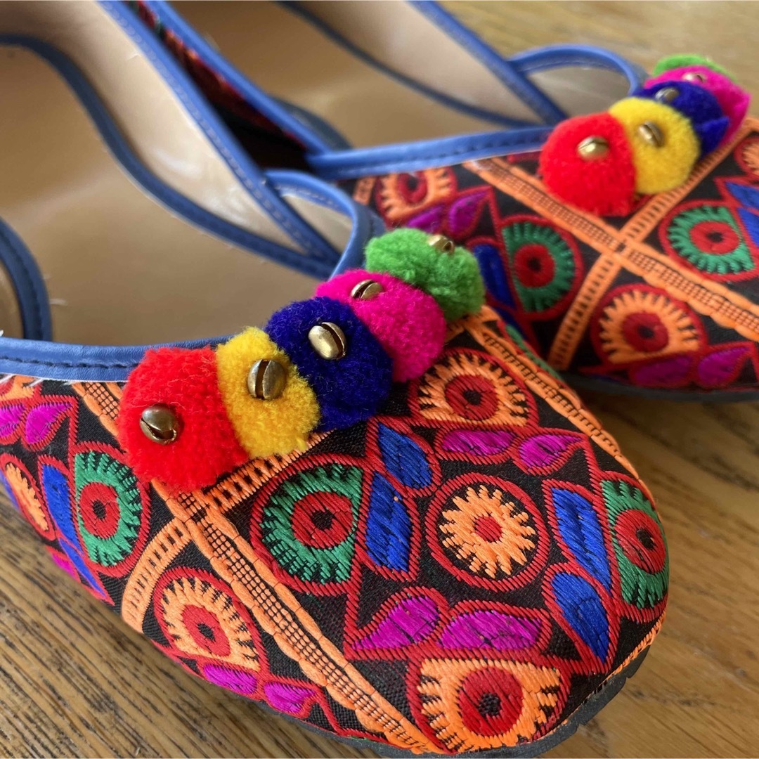 インドシューズ　刺繍　エスニック　ポンポン レディースの靴/シューズ(ミュール)の商品写真