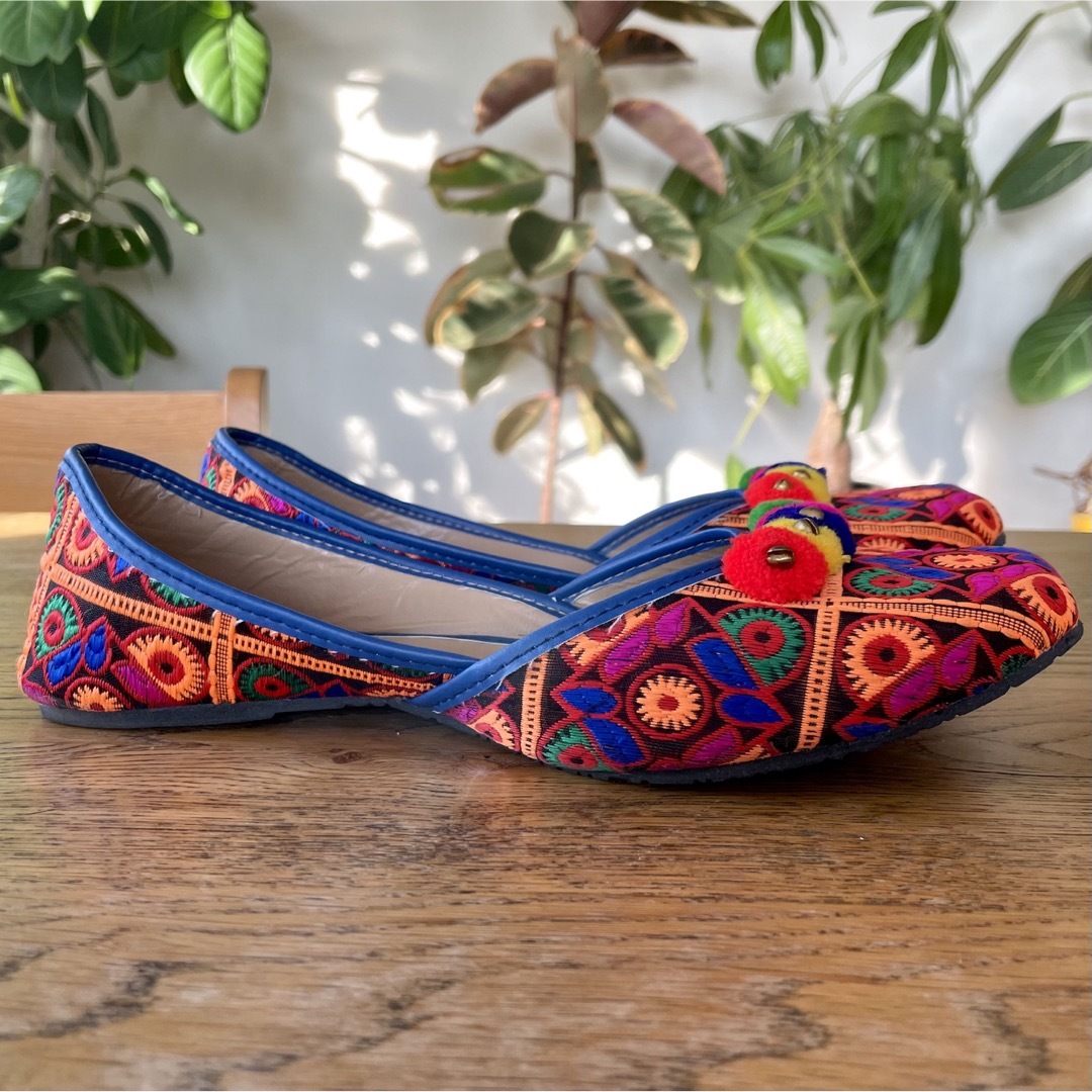 インドシューズ　刺繍　エスニック　ポンポン レディースの靴/シューズ(ミュール)の商品写真