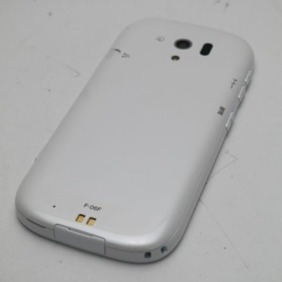 富士通(フジツウ)の超美品 F-06F らくらくスマートフォン3 ホワイト  M444 スマホ/家電/カメラのスマートフォン/携帯電話(スマートフォン本体)の商品写真