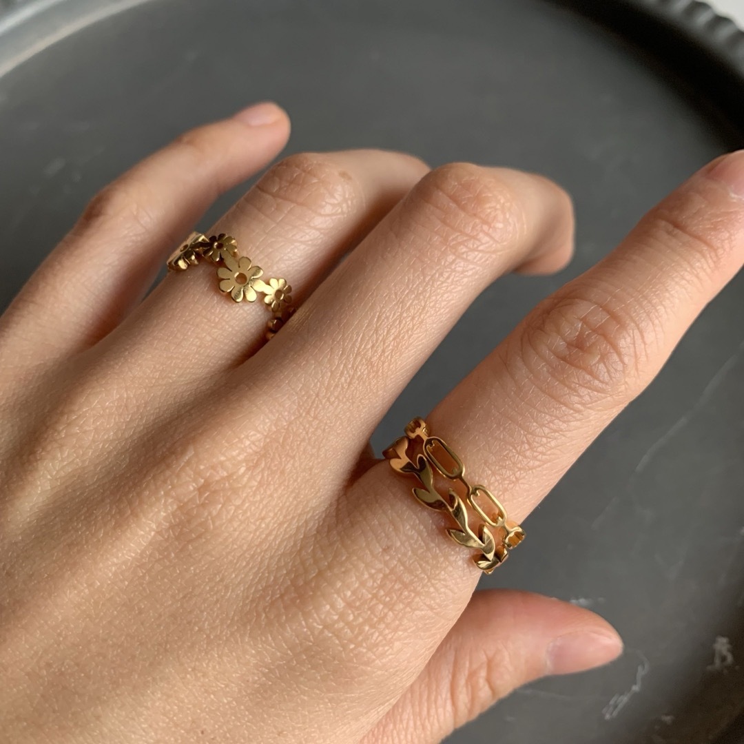 ステンレス　フラワーチェーンリング　ゴールド レディースのアクセサリー(リング(指輪))の商品写真