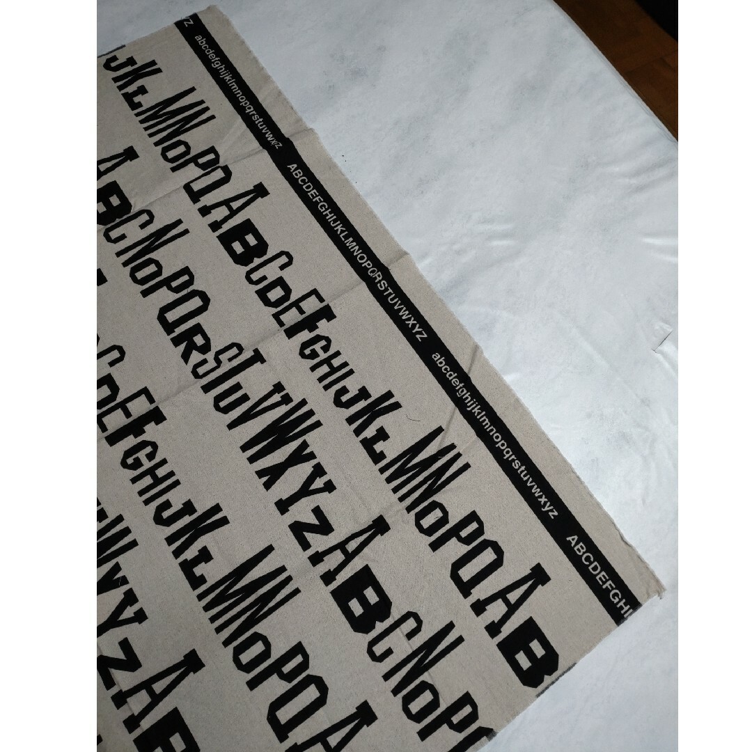 アルファベット　綿麻　生地　ルシアン ハンドメイドの素材/材料(生地/糸)の商品写真