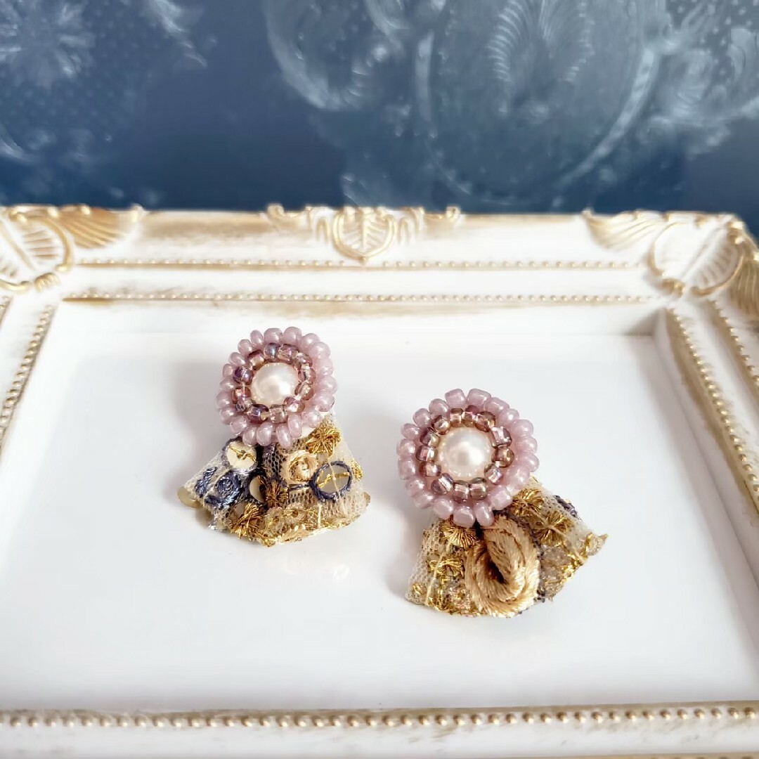 ビーズ刺繍ピアス*くすみピンクとパールにアンティークブルーゴールドリボン ハンドメイドのアクセサリー(ピアス)の商品写真