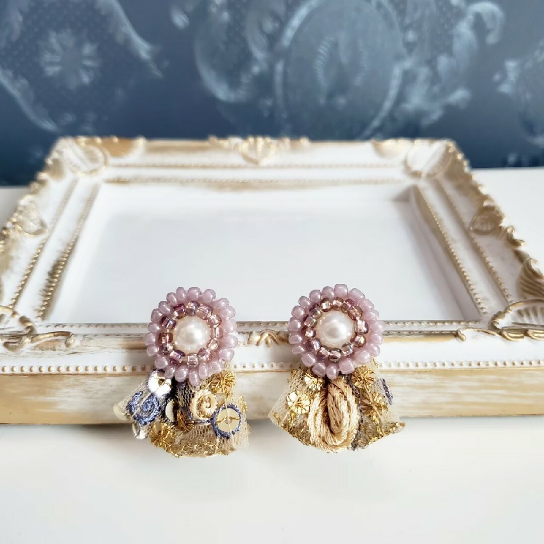 ビーズ刺繍ピアス*くすみピンクとパールにアンティークブルーゴールドリボン ハンドメイドのアクセサリー(ピアス)の商品写真