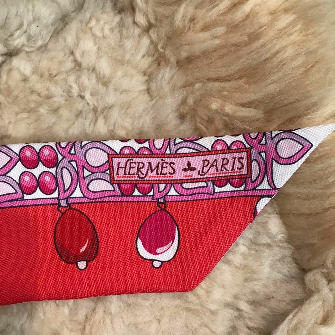 Hermes(エルメス)の★美品★HERMES　ツイリー　スカーフ　マハラジャの装身具　ピンク　レッド レディースのファッション小物(バンダナ/スカーフ)の商品写真