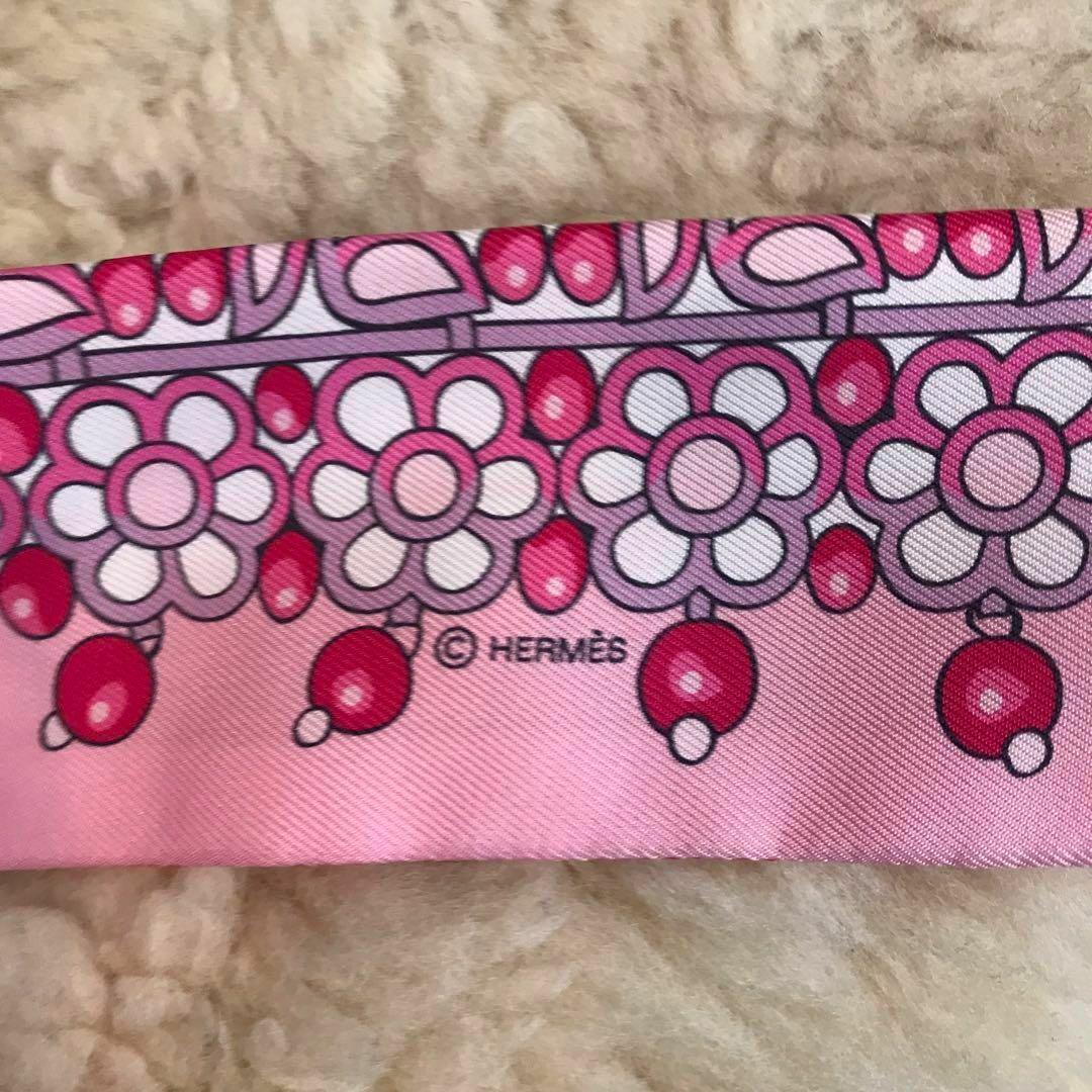 Hermes(エルメス)の★美品★HERMES　ツイリー　スカーフ　マハラジャの装身具　ピンク　レッド レディースのファッション小物(バンダナ/スカーフ)の商品写真