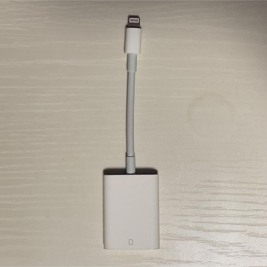 Apple(アップル)のAPPLE Lightning  SDカードカメラリーダー MJYT2AM/A スマホ/家電/カメラのスマホアクセサリー(その他)の商品写真