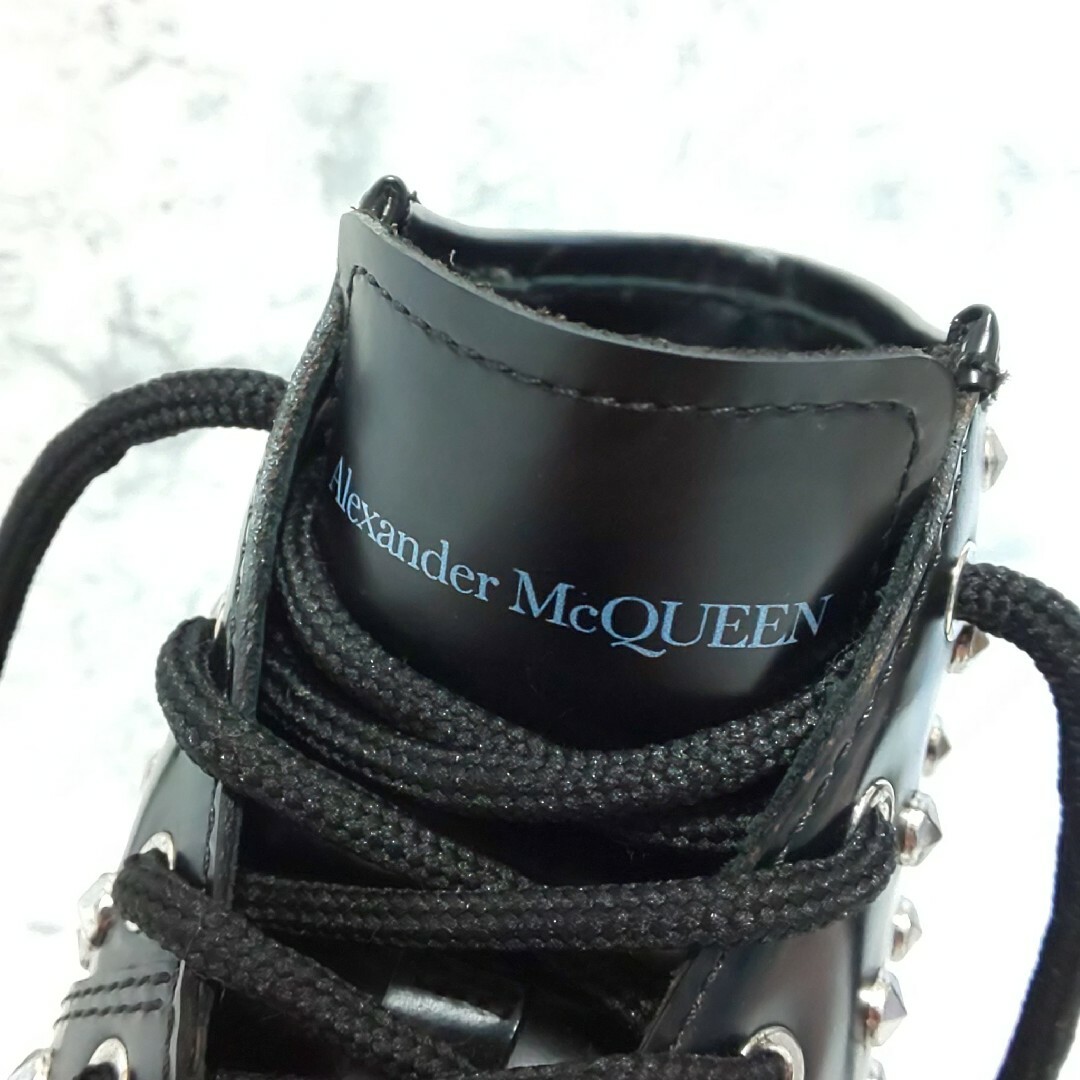 Alexander McQueen(アレキサンダーマックイーン)の【未使用】Alexander McQUEEN スタッズ コンバットブーツ 本革 レディースの靴/シューズ(ブーツ)の商品写真