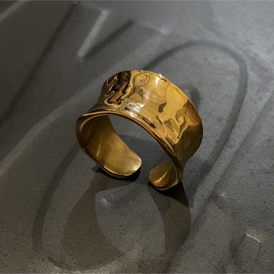 nuna(ヌナ)のmuku 金属アレルギー対応 変形ボリュームリング/ステンレス ゴールド レディースのアクセサリー(リング(指輪))の商品写真