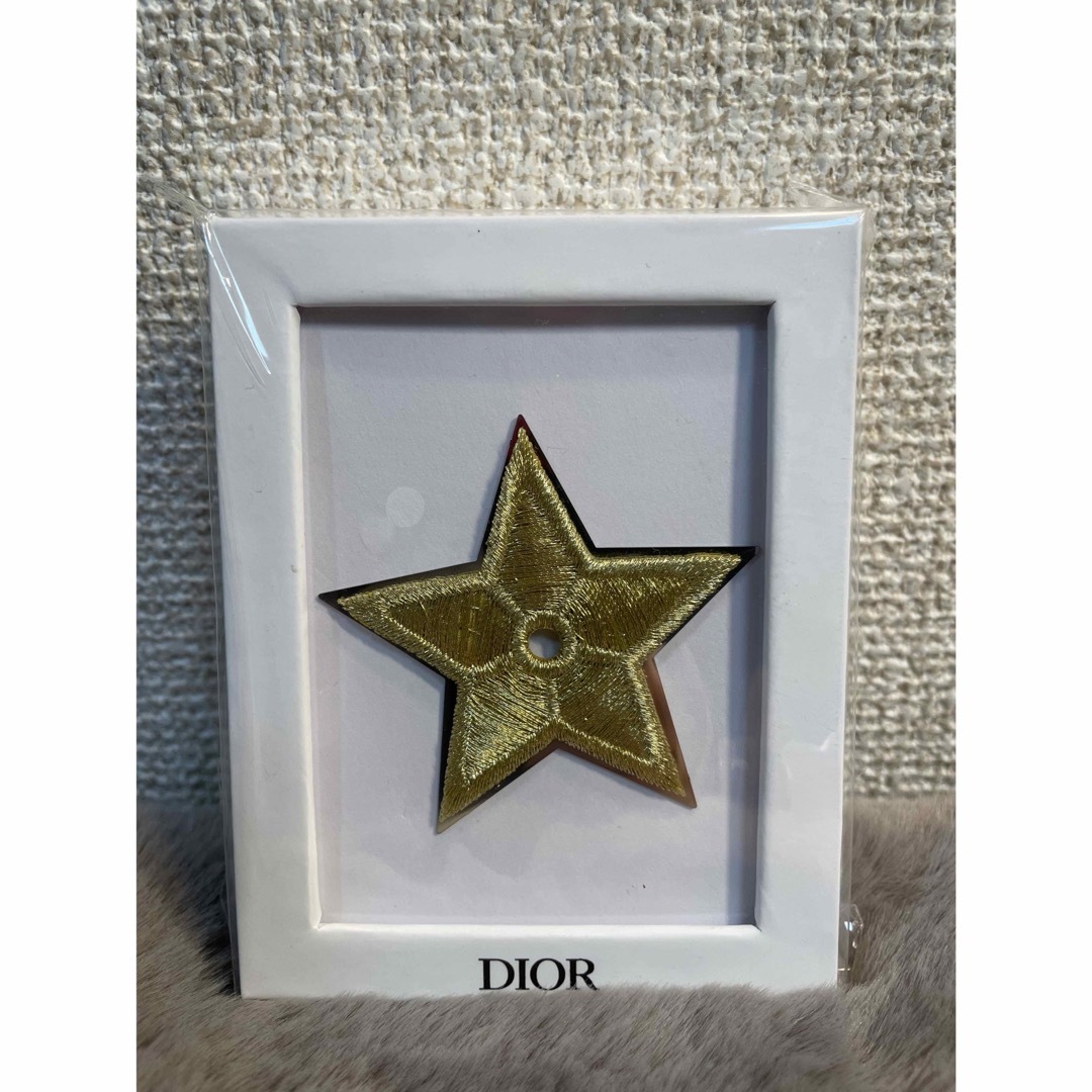Dior(ディオール)のDior　ディオール　ピンバッチ　ゴールドスターモチーフ　刺繍×メタル　星 レディースのアクセサリー(ブローチ/コサージュ)の商品写真