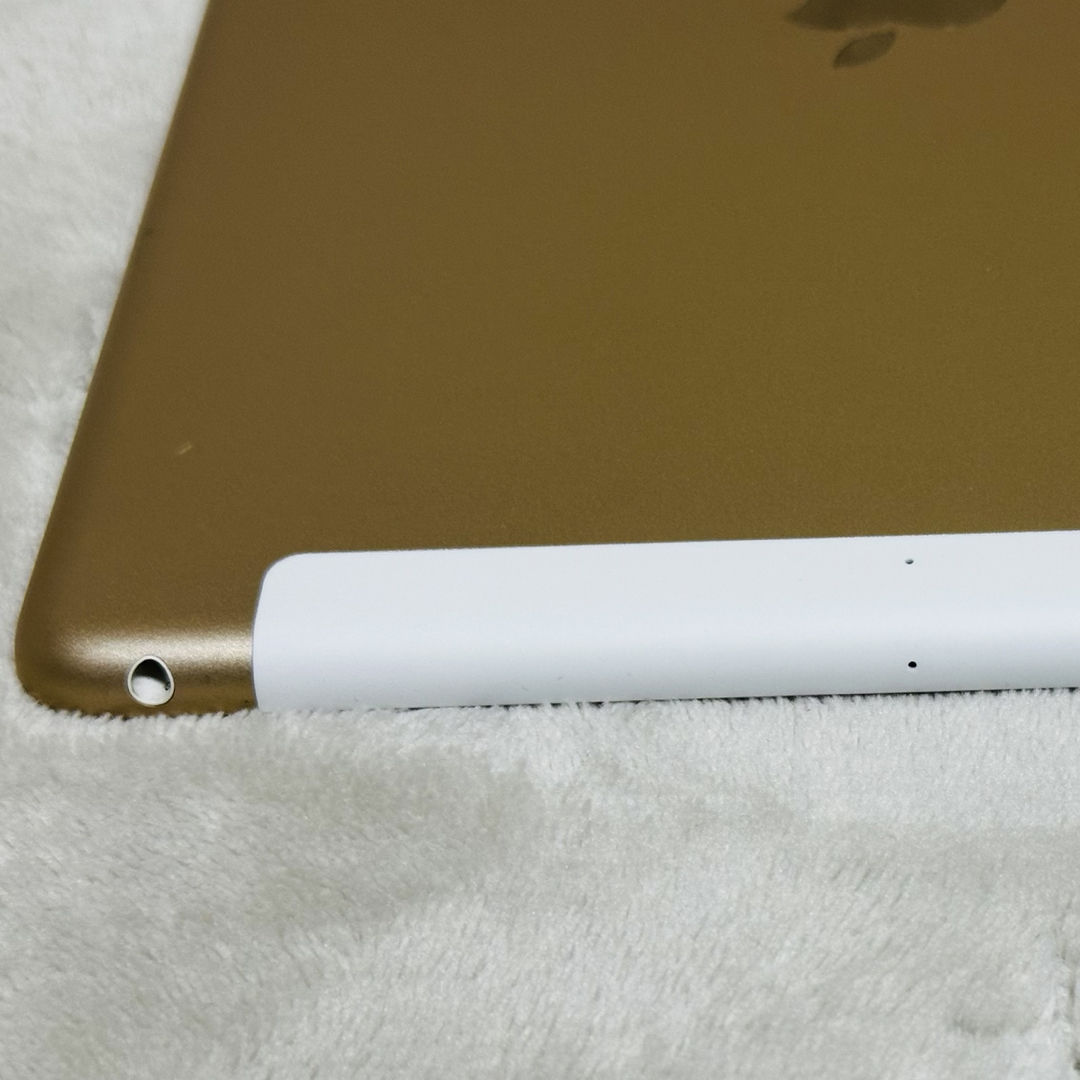 iPad(アイパッド)のiPad 9.7インチ 第5世代 32GBゴールド スマホ/家電/カメラのPC/タブレット(タブレット)の商品写真