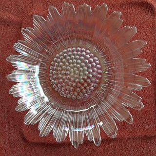 虹色に光るガラス大皿