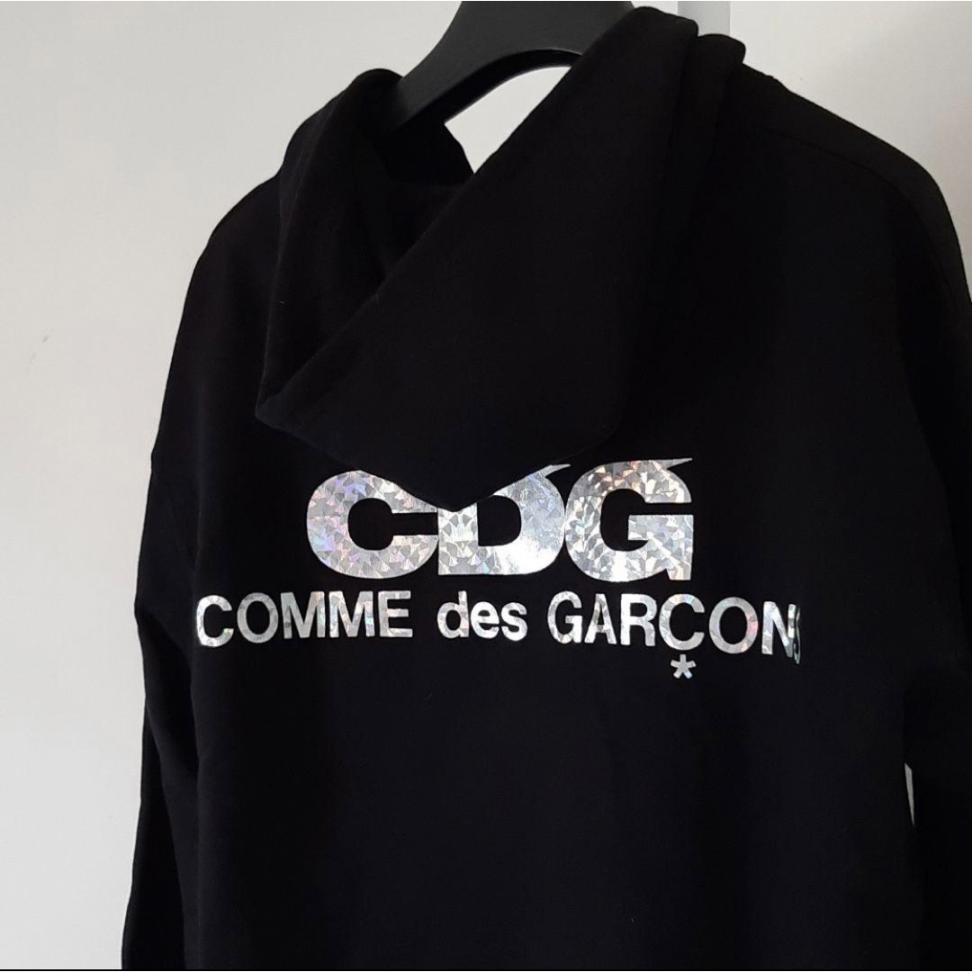 COMME des GARCONS(コムデギャルソン)の【限定品】CDG コムデギャルソン ホログラム ロゴ フーディー パーカー  メンズのトップス(パーカー)の商品写真