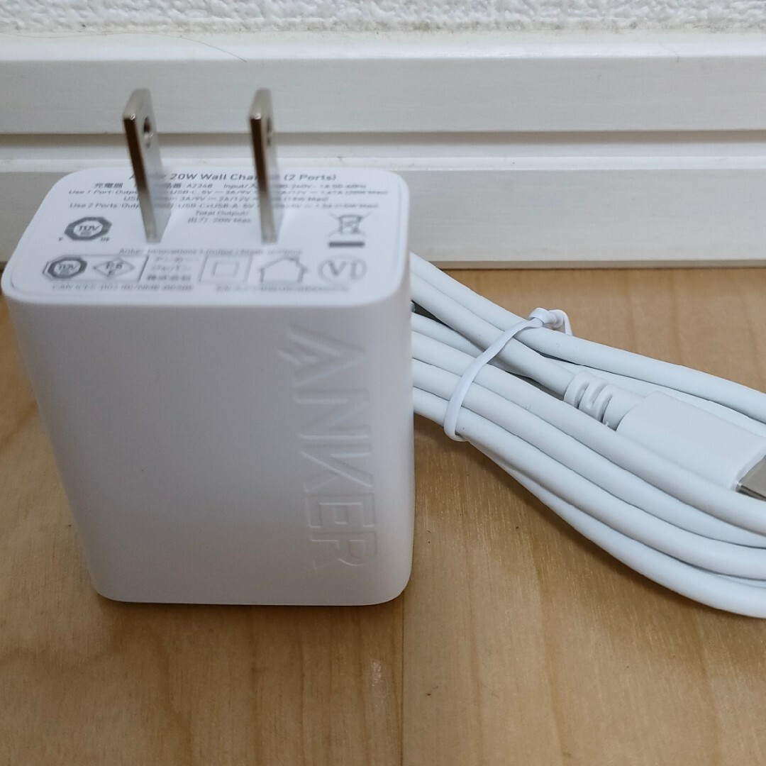 Anker(アンカー)のAnker Charger (20W, 2-Port) スマホ/家電/カメラのスマートフォン/携帯電話(バッテリー/充電器)の商品写真