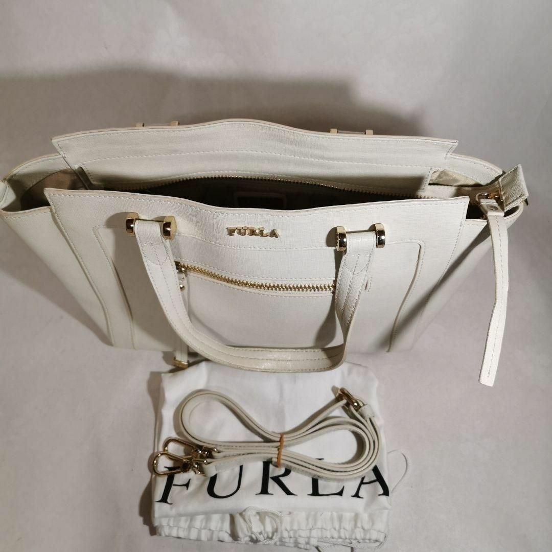 Furla(フルラ)のフルラ FURLA 2way ショルダー＆ハンドバッグ ホワイト USED美品 レディースのバッグ(ショルダーバッグ)の商品写真