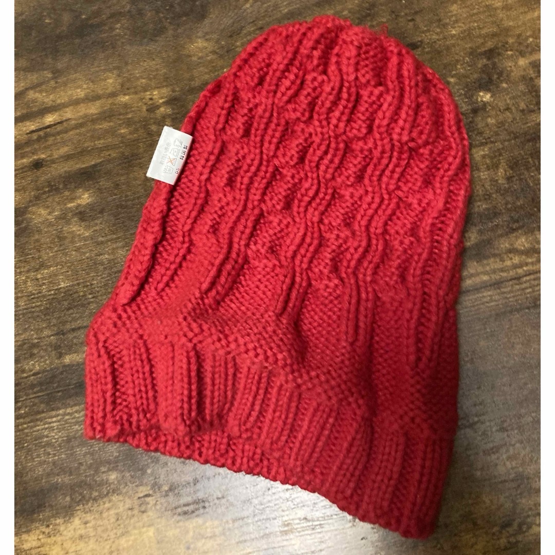 赤いニット帽アクリル100% レディースの帽子(ニット帽/ビーニー)の商品写真