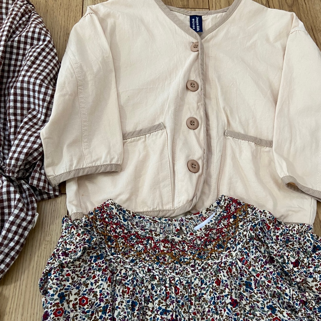 ZARA KIDS(ザラキッズ)の90cm右下花柄ワンピース キッズ/ベビー/マタニティのキッズ服女の子用(90cm~)(その他)の商品写真