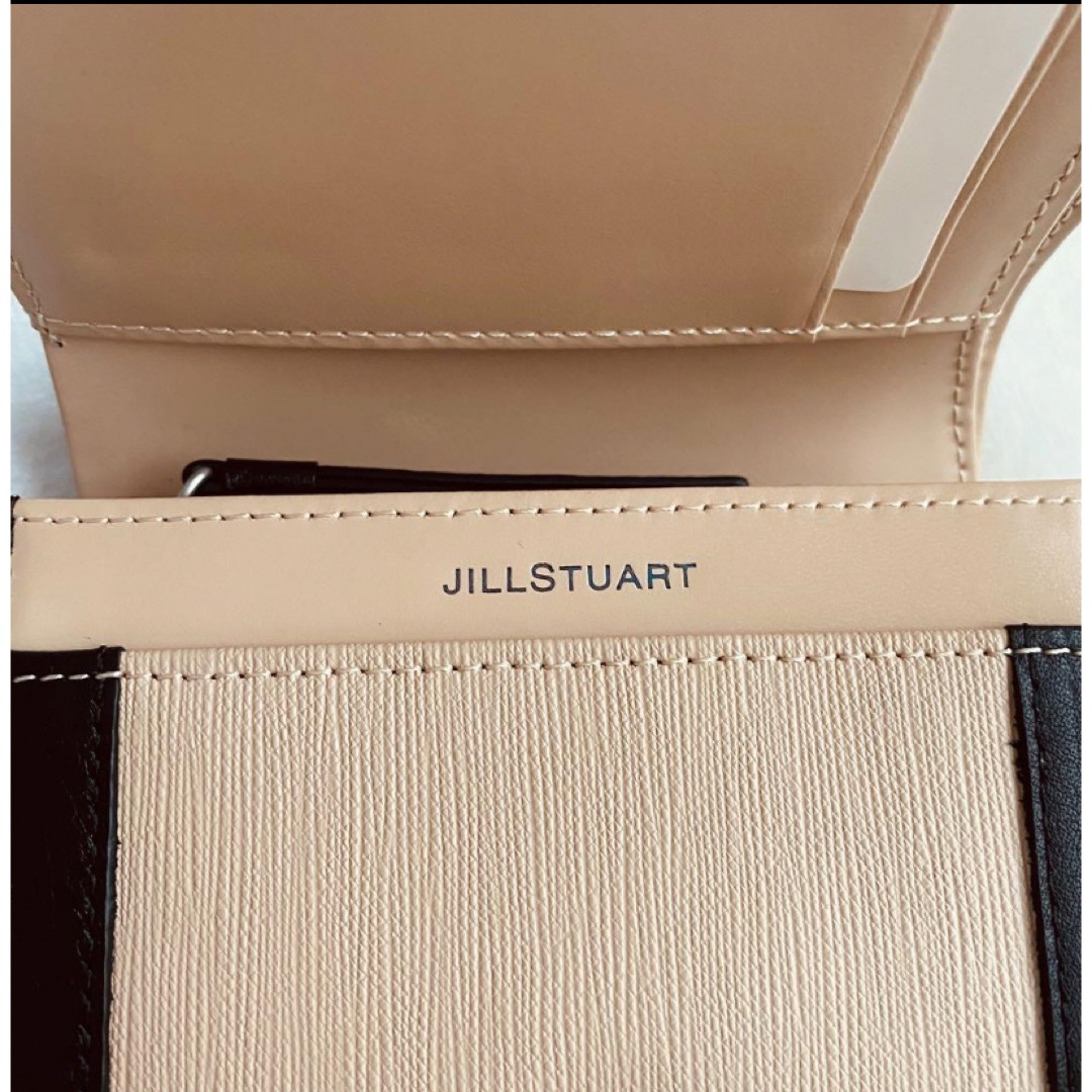 JILLSTUART(ジルスチュアート)の【新品】ジルスチュアート 二つ折り財布 ノスタルジア かぶせ ベージュ 本革 レディースのファッション小物(財布)の商品写真