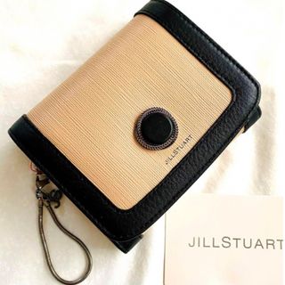 ジルスチュアート(JILLSTUART)の【新品】ジルスチュアート 二つ折り財布 ノスタルジア かぶせ ベージュ 本革(財布)