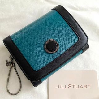 ジルスチュアート(JILLSTUART)の【新品】ジルスチュアート 二つ折り財布 ノスタルジア かぶせ グリーン　本革(財布)