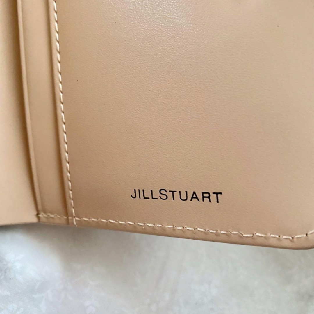 JILLSTUART(ジルスチュアート)の【新品】ジルスチュアート　二つ折り財布 ノスタルジア　がま口　ベージュ レディースのファッション小物(財布)の商品写真