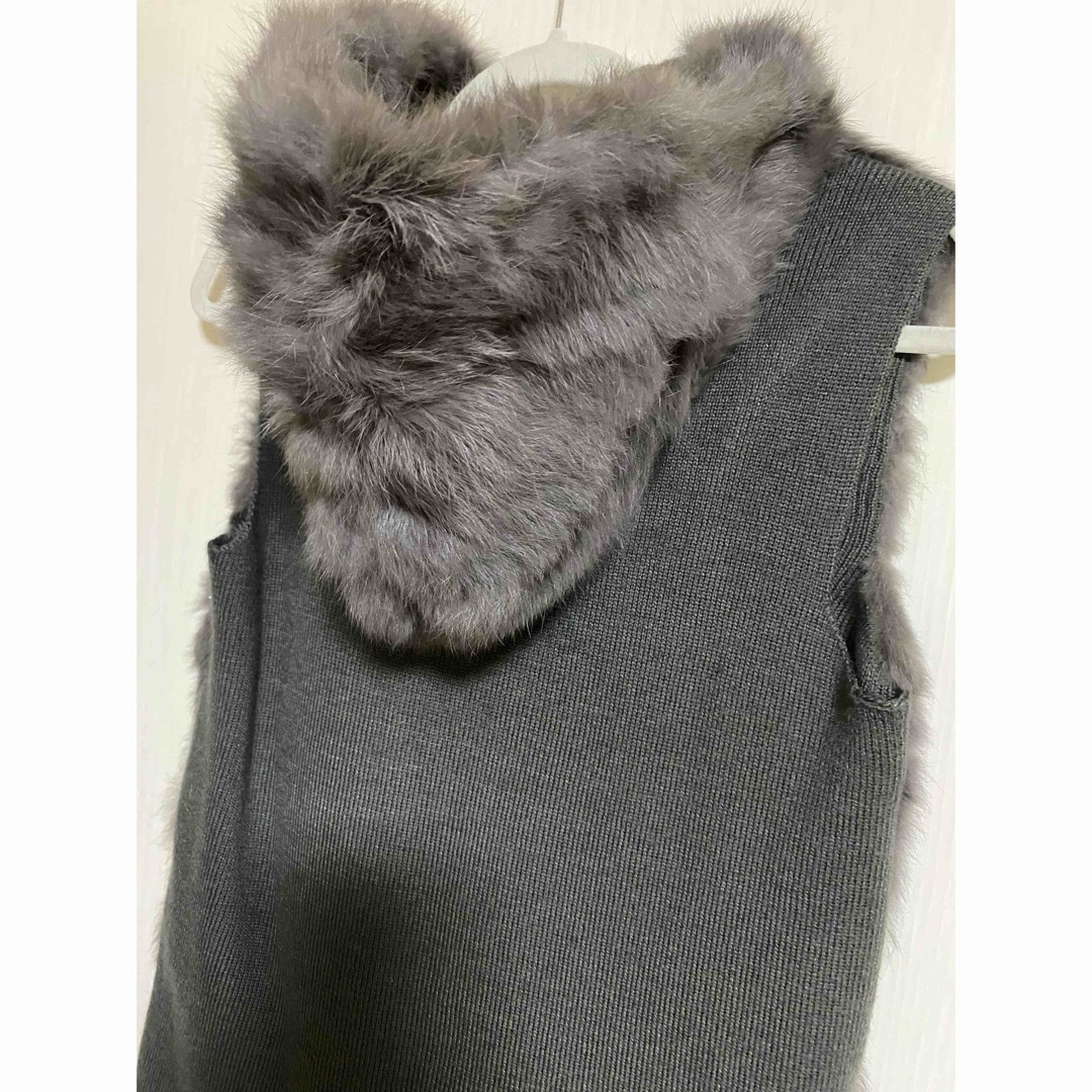 DouDou(ドゥドゥ)のDOUDOU ラビットファーベスト グレー レディースのジャケット/アウター(毛皮/ファーコート)の商品写真