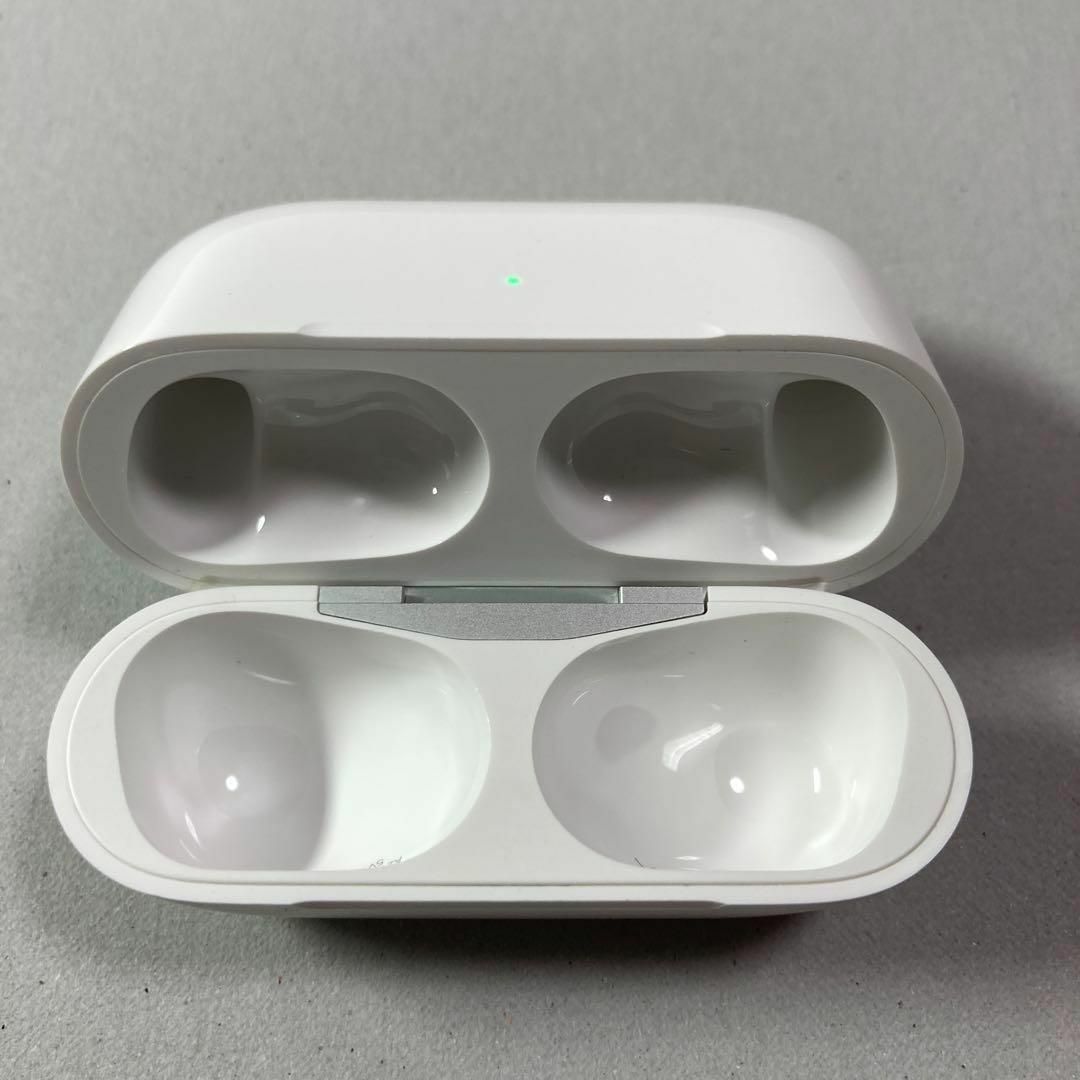 Apple(アップル)のAirPods Pro　本体　充電ケース　第一世代　エアーポッツプロ　A2190 スマホ/家電/カメラのオーディオ機器(ヘッドフォン/イヤフォン)の商品写真