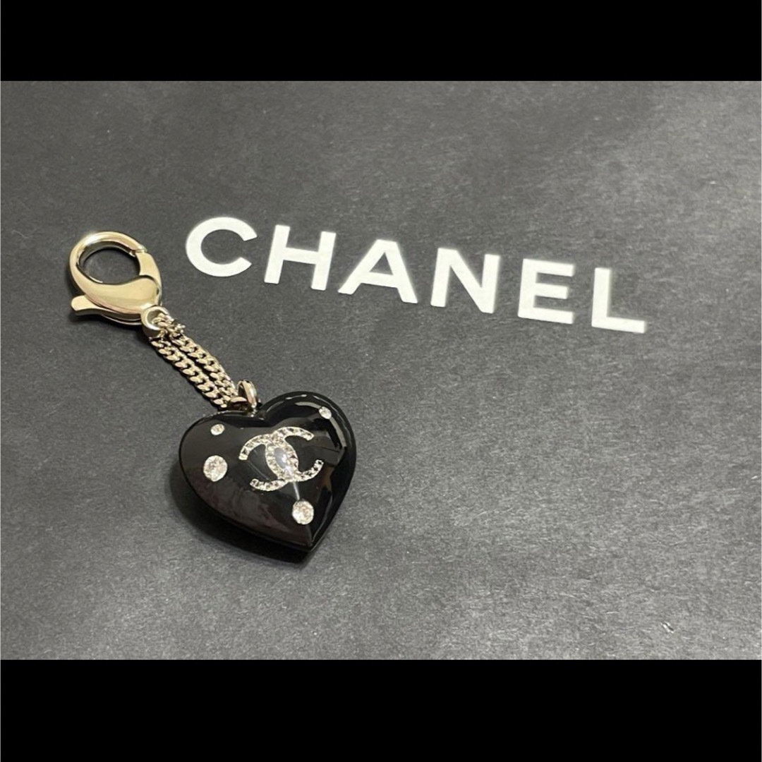 CHANEL(シャネル)のCHANEL シャネル　限定　ハート　キーホルダー　ブラック　ココマーク　新品 レディースのファッション小物(キーホルダー)の商品写真