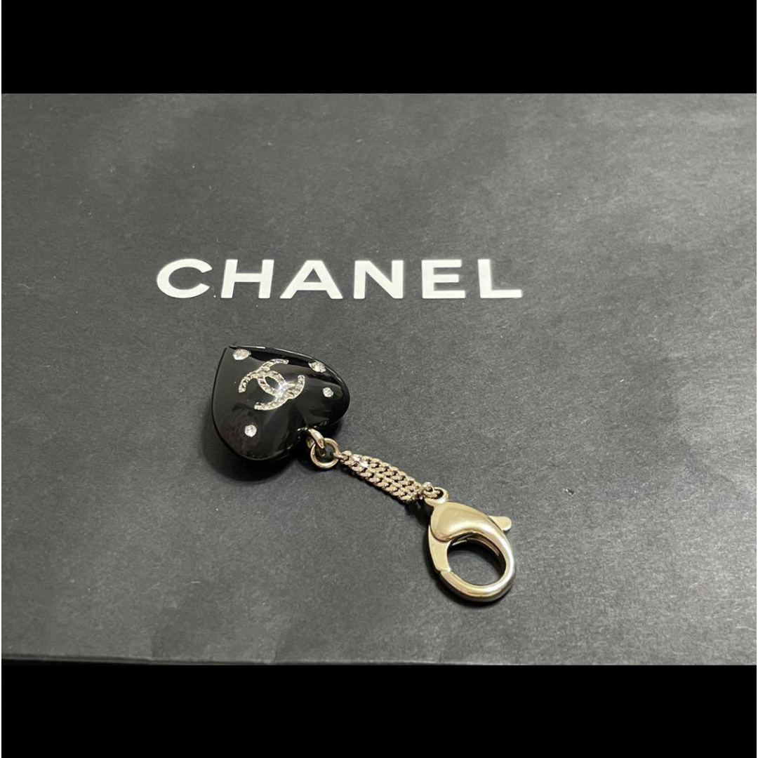 CHANEL(シャネル)のCHANEL シャネル　限定　ハート　キーホルダー　ブラック　ココマーク　新品 レディースのファッション小物(キーホルダー)の商品写真