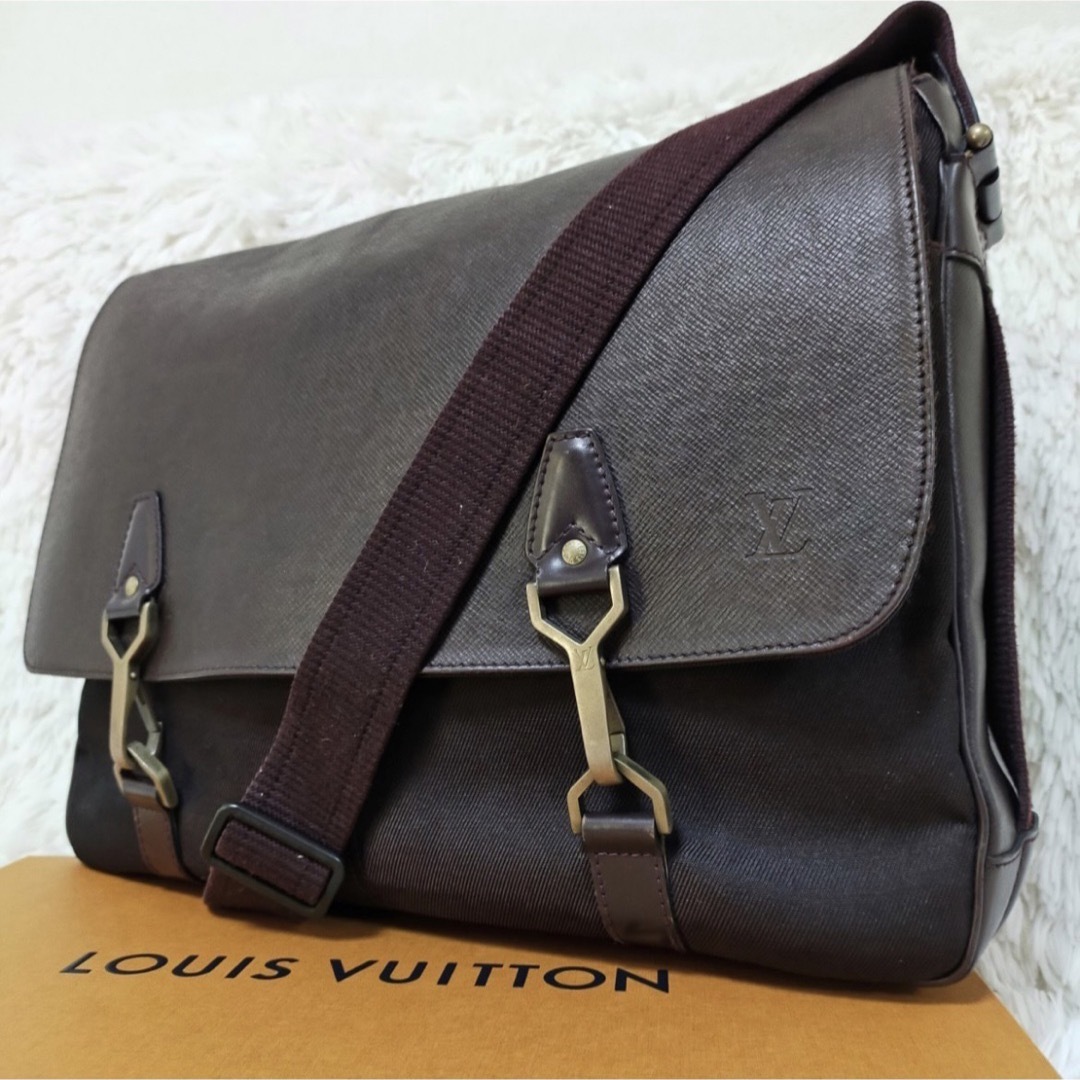 タグを外して使うのが勿体ないルイヴィトン louis vuitton タイガ デルスー ショルダーバッグ