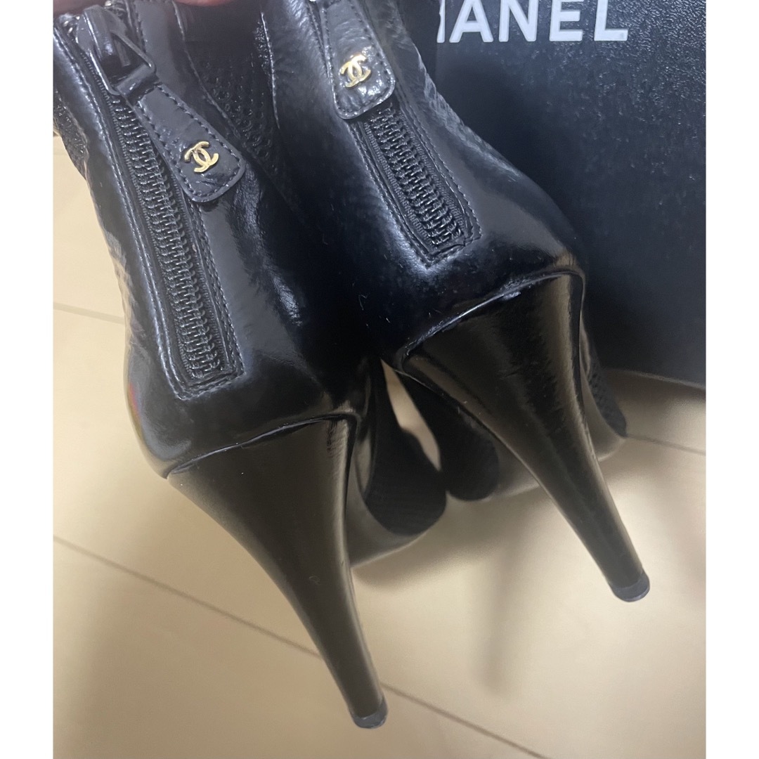 CHANEL(シャネル)の完売レア　シャネル　バイカラーメッシュブーティー　ショートブーツ　ゴールド金具 レディースの靴/シューズ(ブーティ)の商品写真