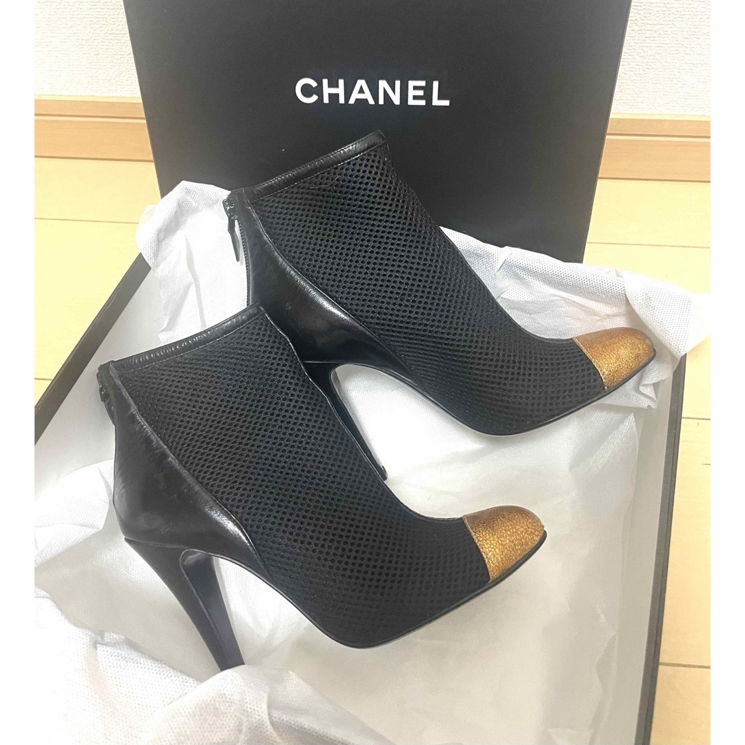 CHANEL(シャネル)の完売レア　シャネル　バイカラーメッシュブーティー　ショートブーツ　ゴールド金具 レディースの靴/シューズ(ブーティ)の商品写真