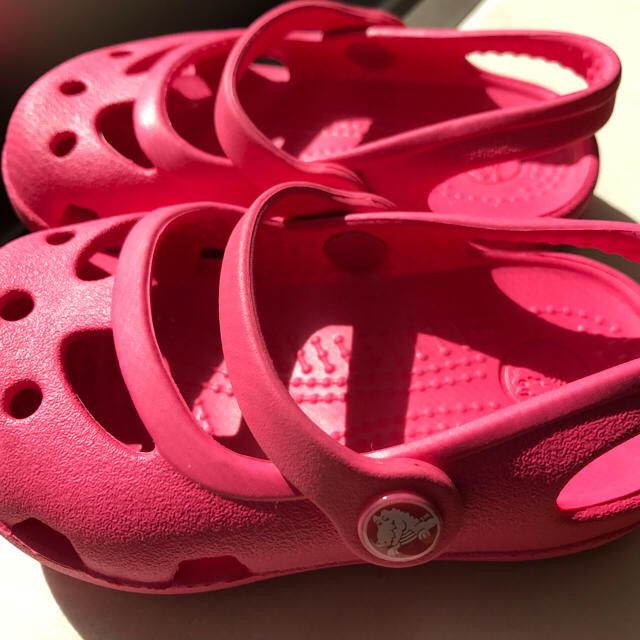 crocs(クロックス)のクロックス C4 女の子 サンダル crocs 12.5 シャイナガール キッズ/ベビー/マタニティのベビー靴/シューズ(~14cm)(サンダル)の商品写真