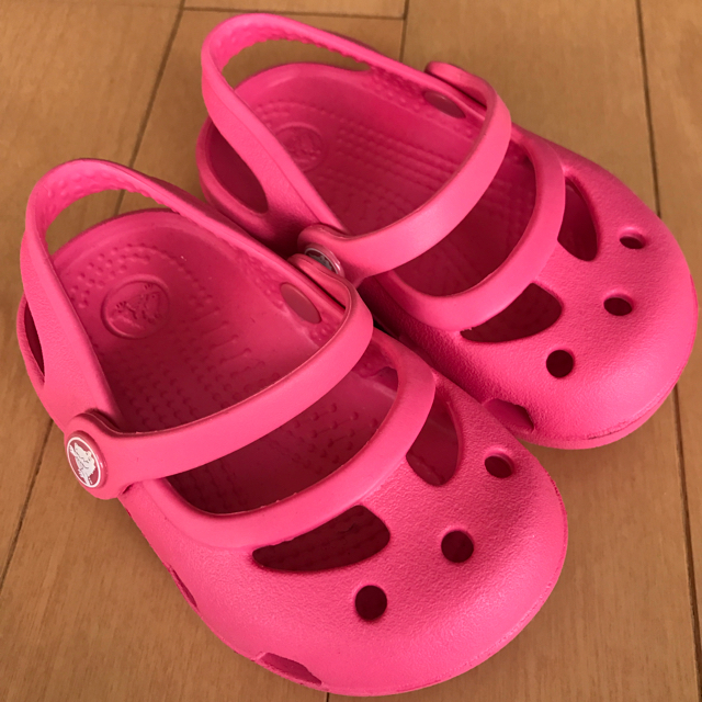 crocs(クロックス)のクロックス C4 女の子 サンダル crocs 12.5 シャイナガール キッズ/ベビー/マタニティのベビー靴/シューズ(~14cm)(サンダル)の商品写真