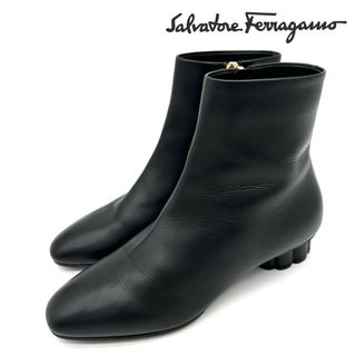 サルヴァトーレフェラガモ(Salvatore Ferragamo)の〈美品〉Ferragamo フェラガモ【22cm】サイドジップ ショートブーツ(ブーツ)