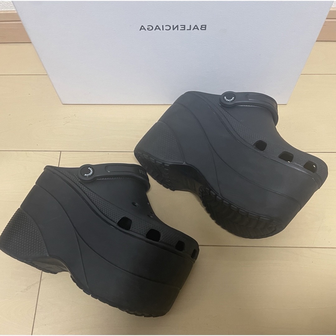 Balenciaga(バレンシアガ)の完売　レア　BALENCIAGAバレンシアガ  クロックスコラボ　厚底サンダル レディースの靴/シューズ(サンダル)の商品写真