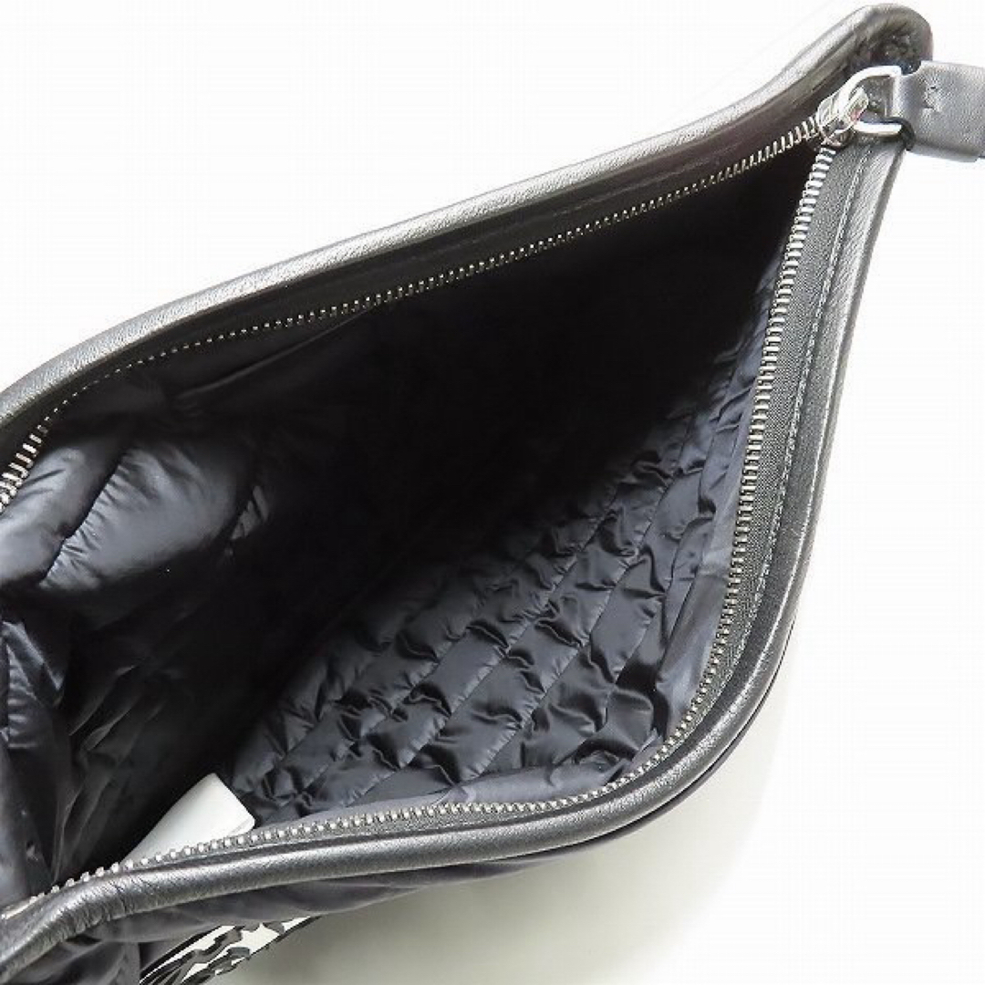 MONCLER(モンクレール)のMONCLER モンクレール pochette レザーワッペン クラッチバック メンズのバッグ(セカンドバッグ/クラッチバッグ)の商品写真