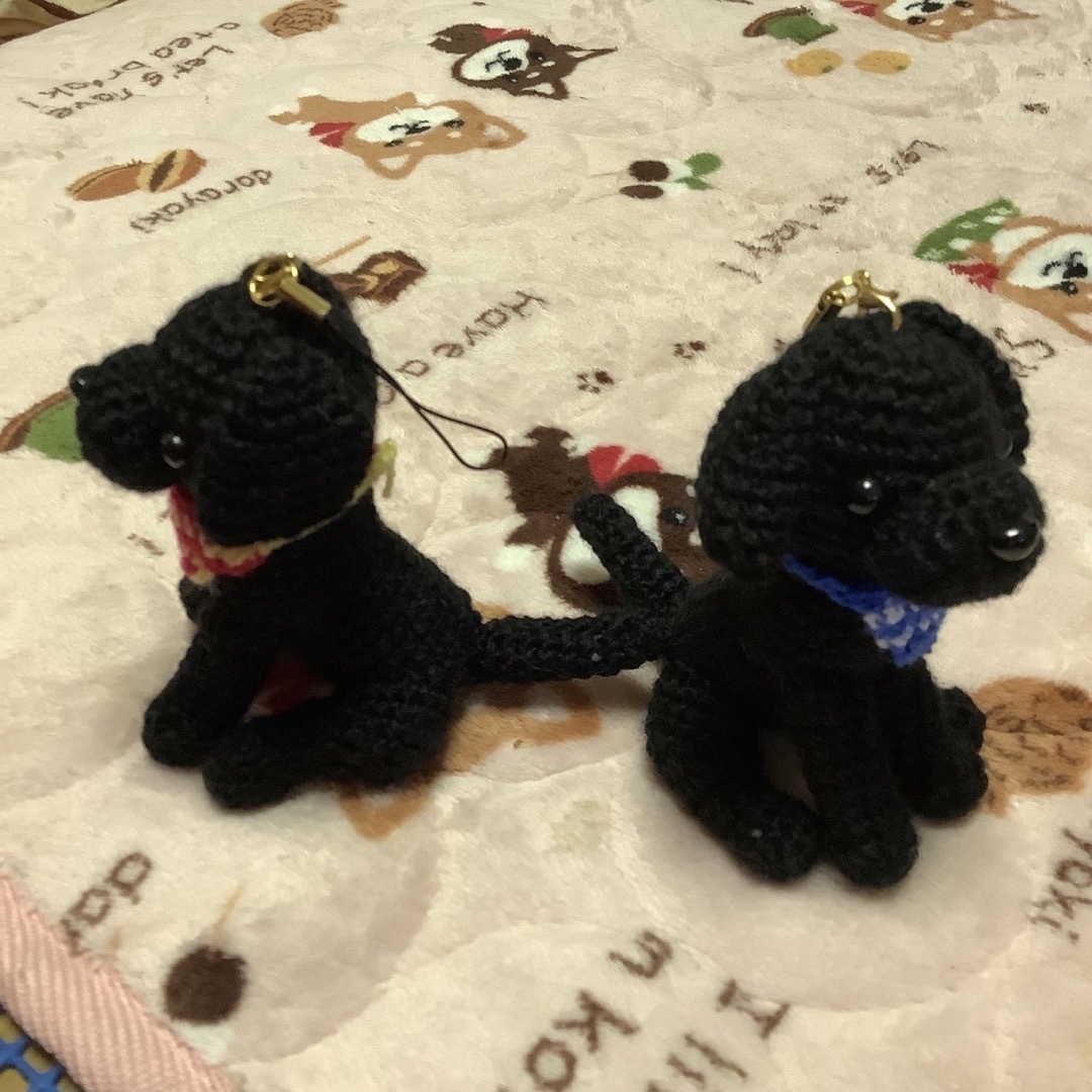 あみぐるみ、ラブラドールレトリバー犬、2個組、ストラップ付き編みぐるみ ハンドメイドのぬいぐるみ/人形(あみぐるみ)の商品写真