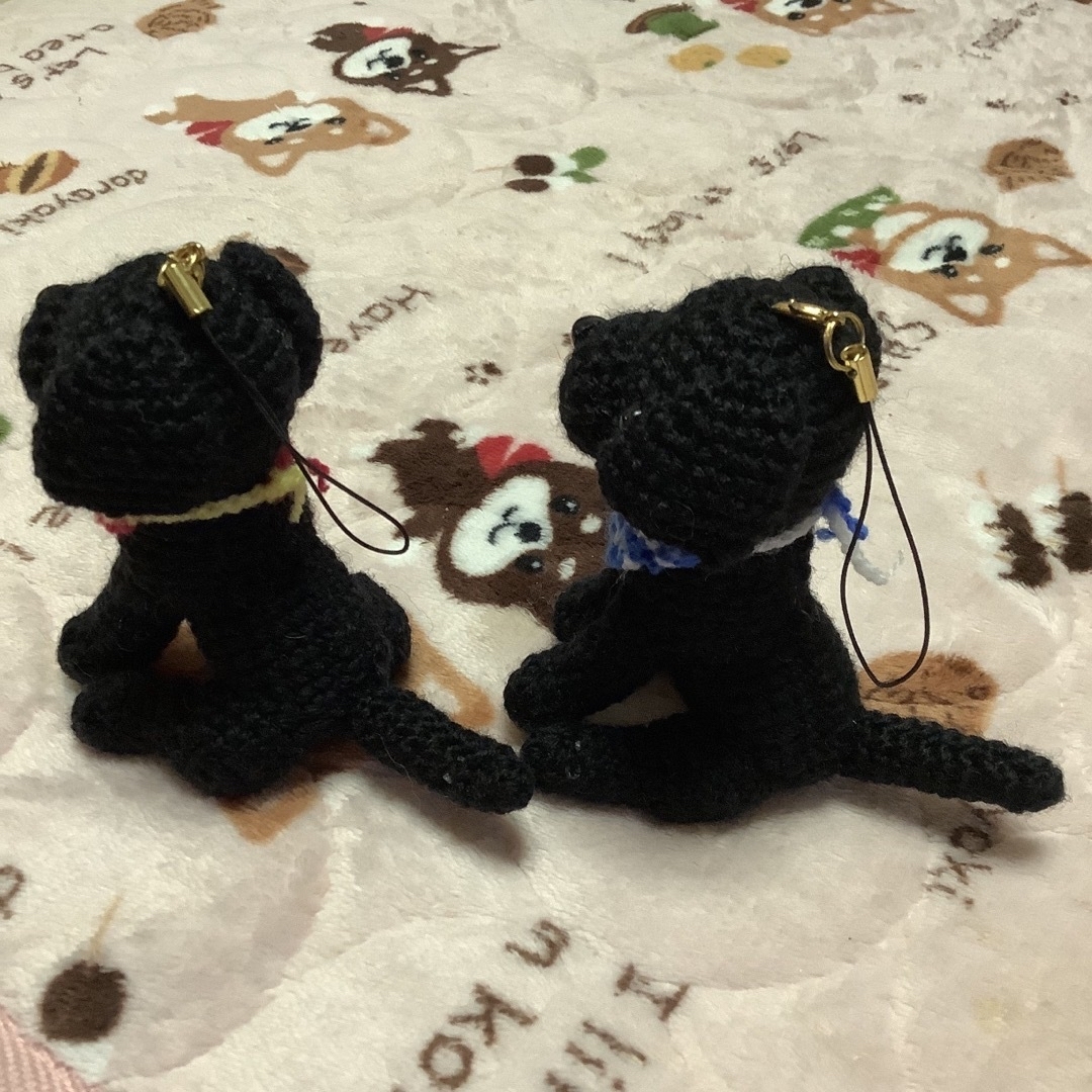 あみぐるみ、ラブラドールレトリバー犬、2個組、ストラップ付き編みぐるみ ハンドメイドのぬいぐるみ/人形(あみぐるみ)の商品写真
