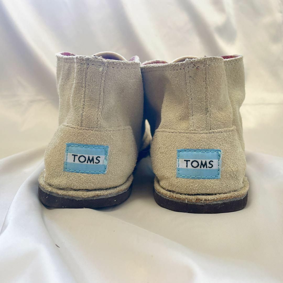 TOMS(トムズ)のTOMS スエード ショートブーツ ベージュ フラット チャッカーブーツ レディースの靴/シューズ(ブーツ)の商品写真