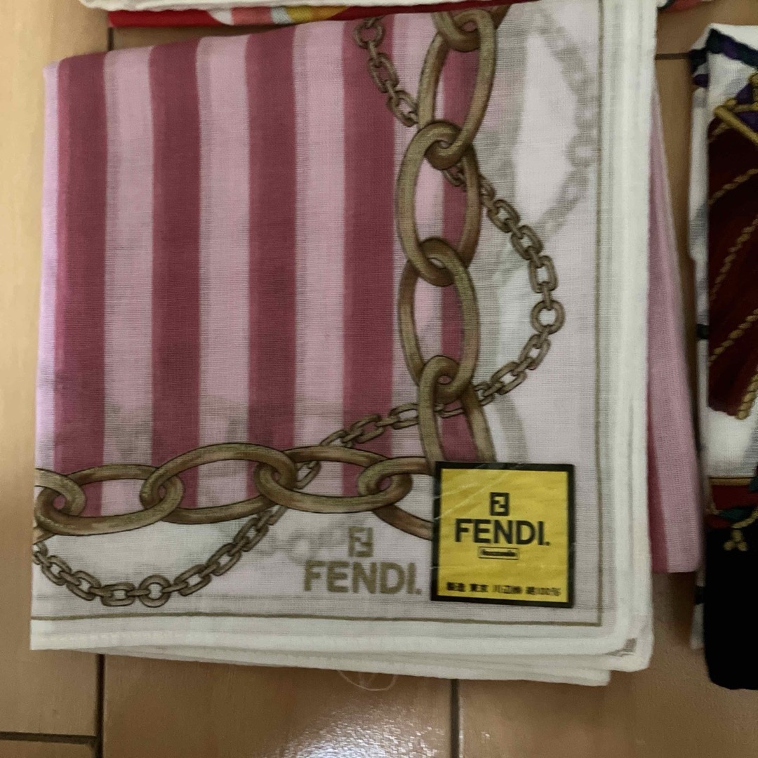 FENDI、バーバリー、セリーヌ、サンローラン、ジバンシー、ランバン、ハンカチ他にもハンカチ出品中