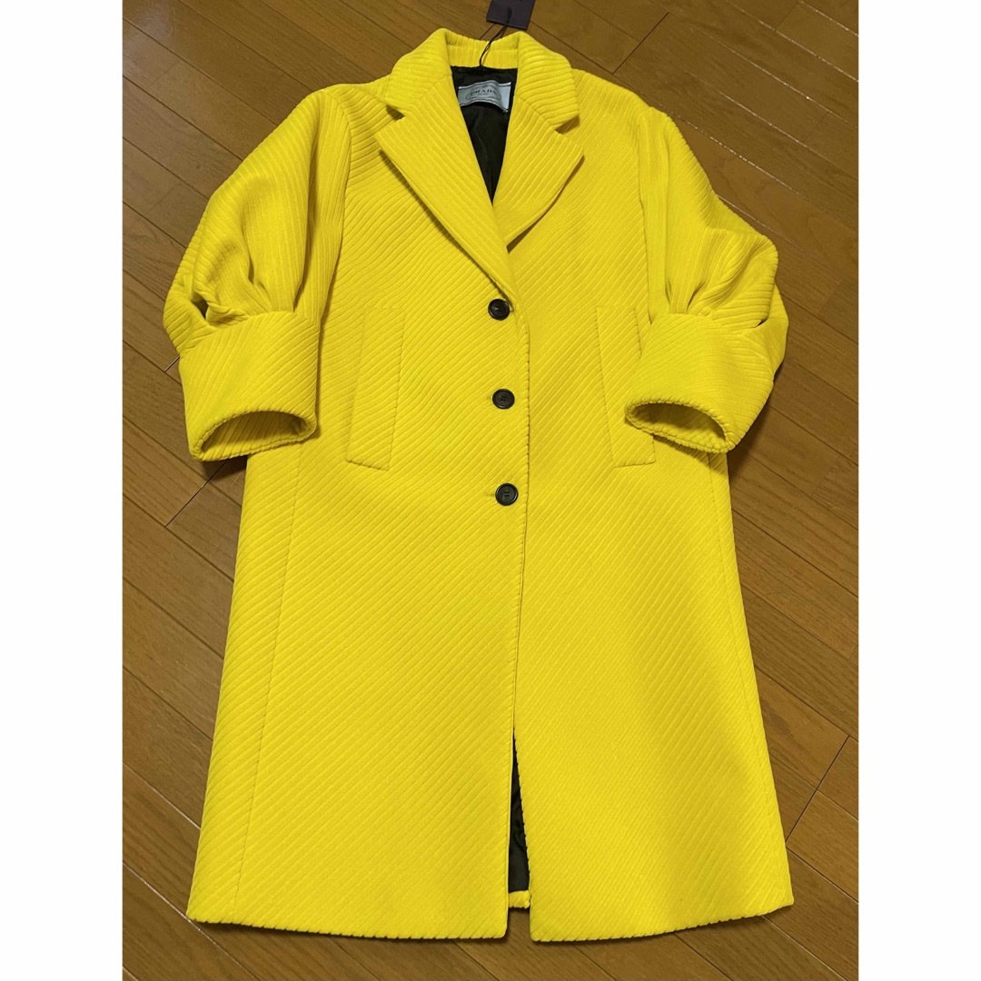 PRADA(プラダ)の最終⚫︎PRADAプラダ21aw黄色コーデュロイコート新品 レディースのジャケット/アウター(ロングコート)の商品写真