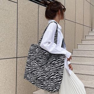 シーイン(SHEIN)のshein エコバッグ　ゼブラ　かばん　トートバッグ(トートバッグ)