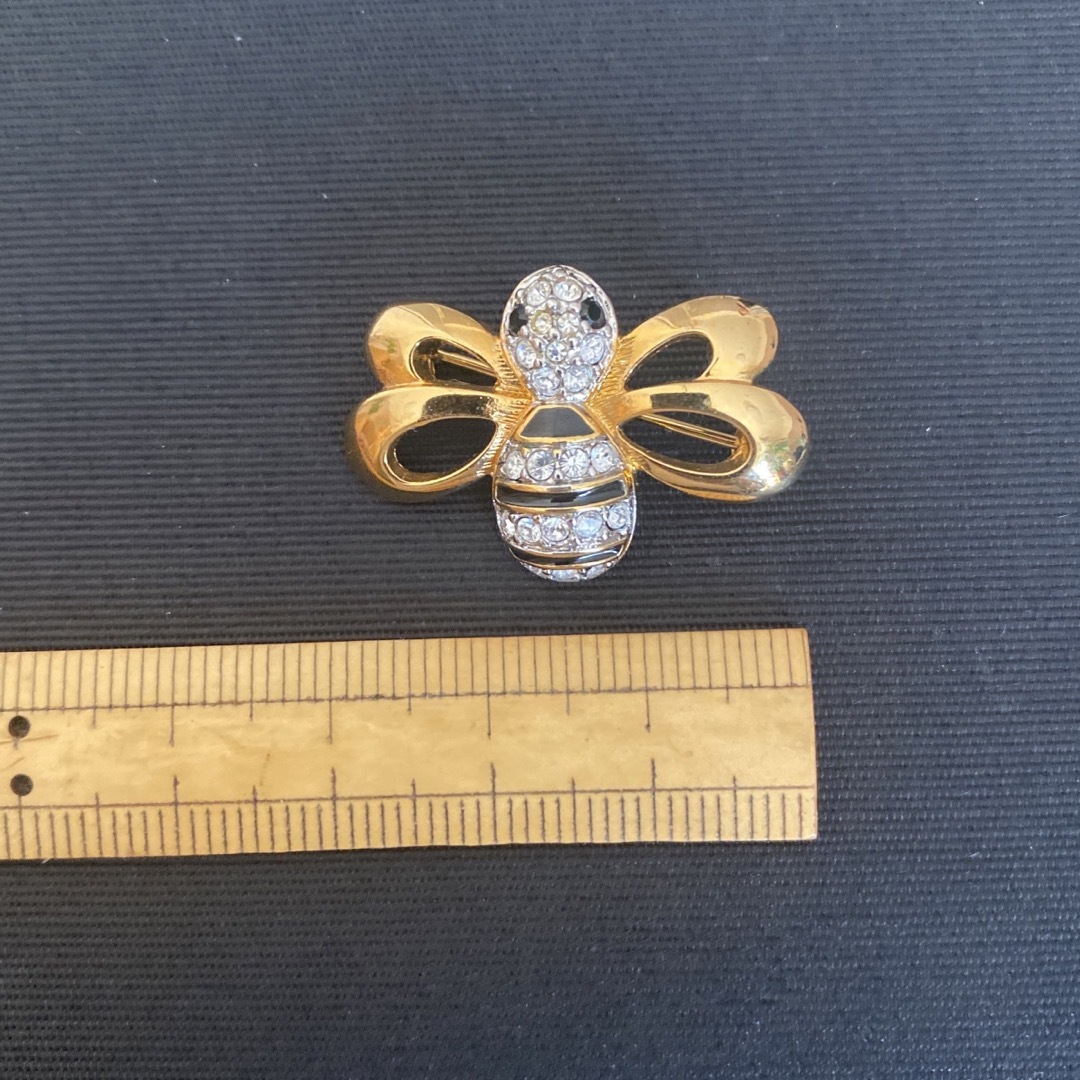 SWAROVSKI - swarovski スワロフスキー 蜂 BEE ブローチの通販 SWAROVSKI - swarovski スワロフスキー 蜂 BEE ブローチの通販
