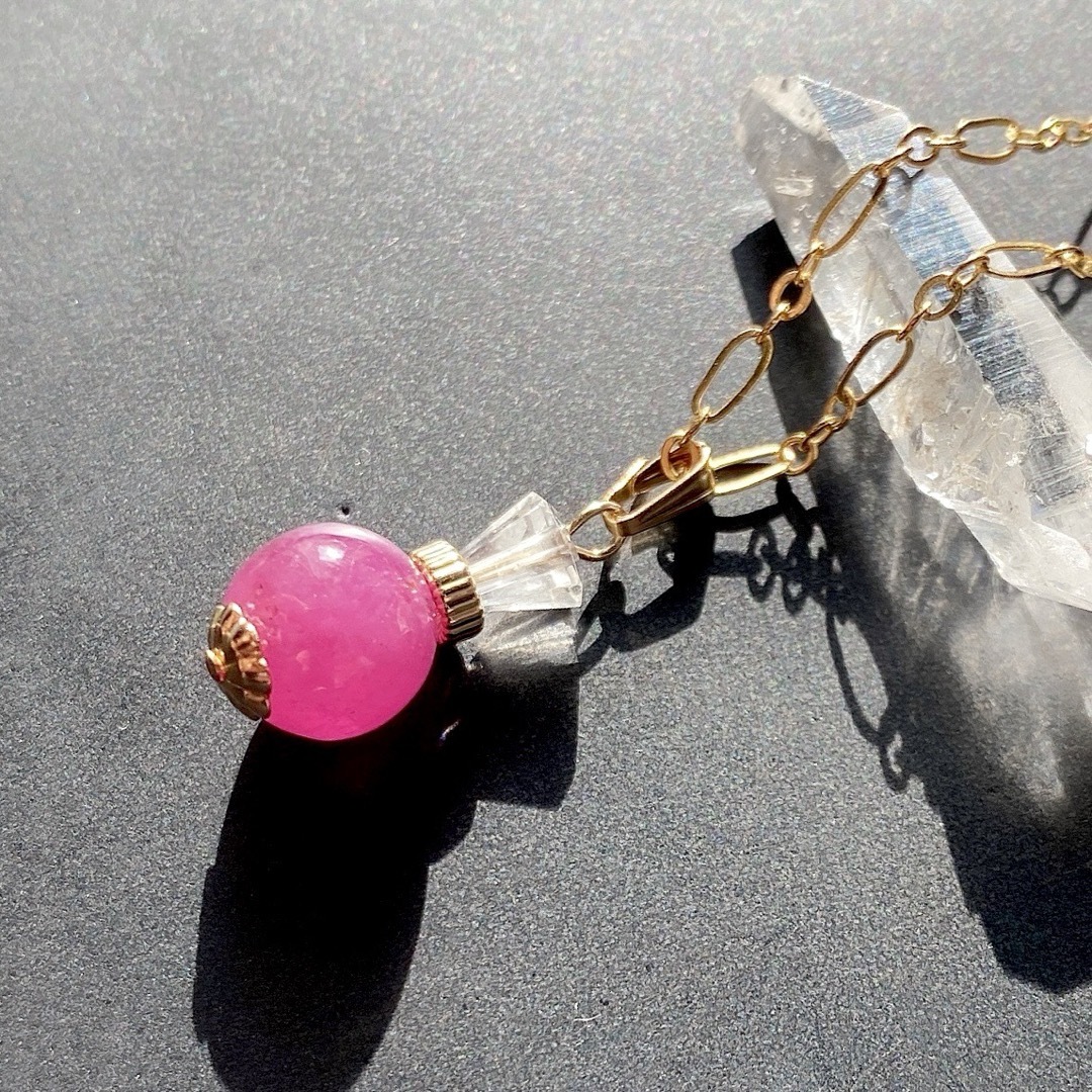 ルビー ミニチュア香水瓶モチーフ ペンダントトップ ハンドメイドのアクセサリー(チャーム)の商品写真